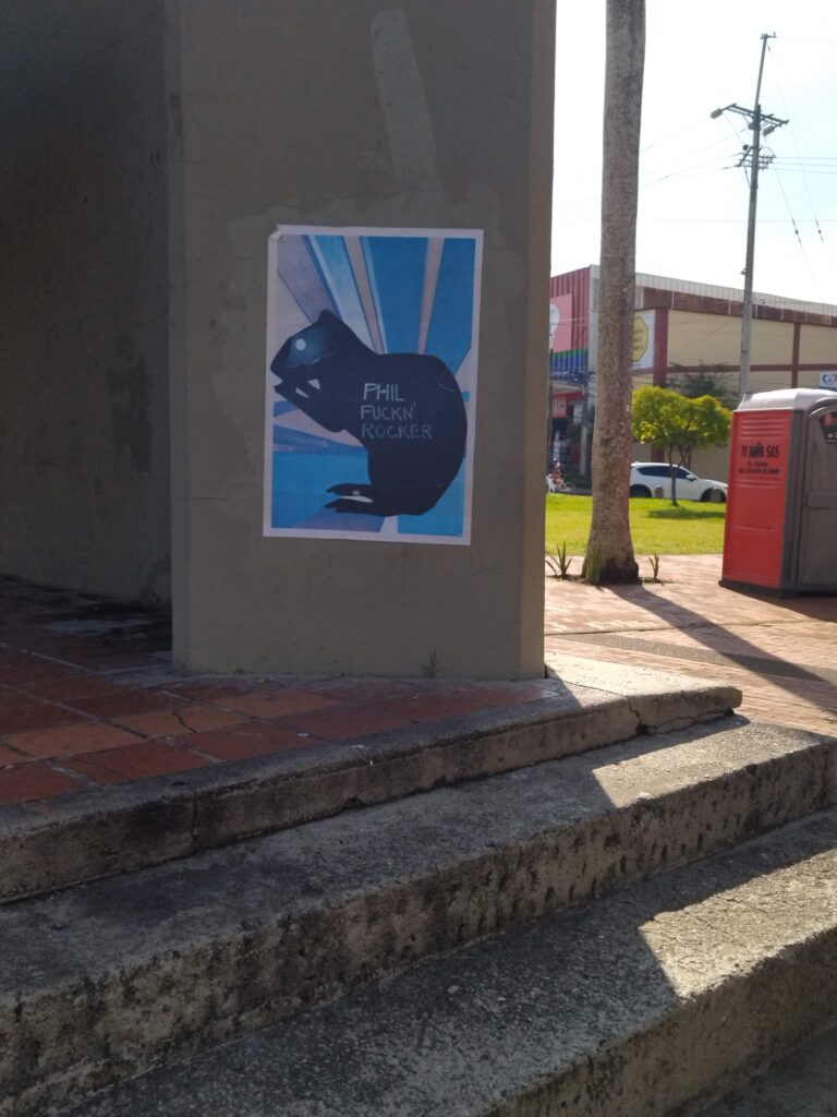 Cartel de guatín en el espacio público